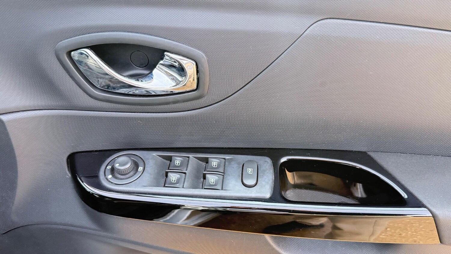 Used Renault Captur for sale - 77586379: Photo 23