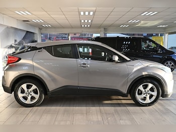 Used Toyota C-HR 2017 for sale - 77014442: Photo
