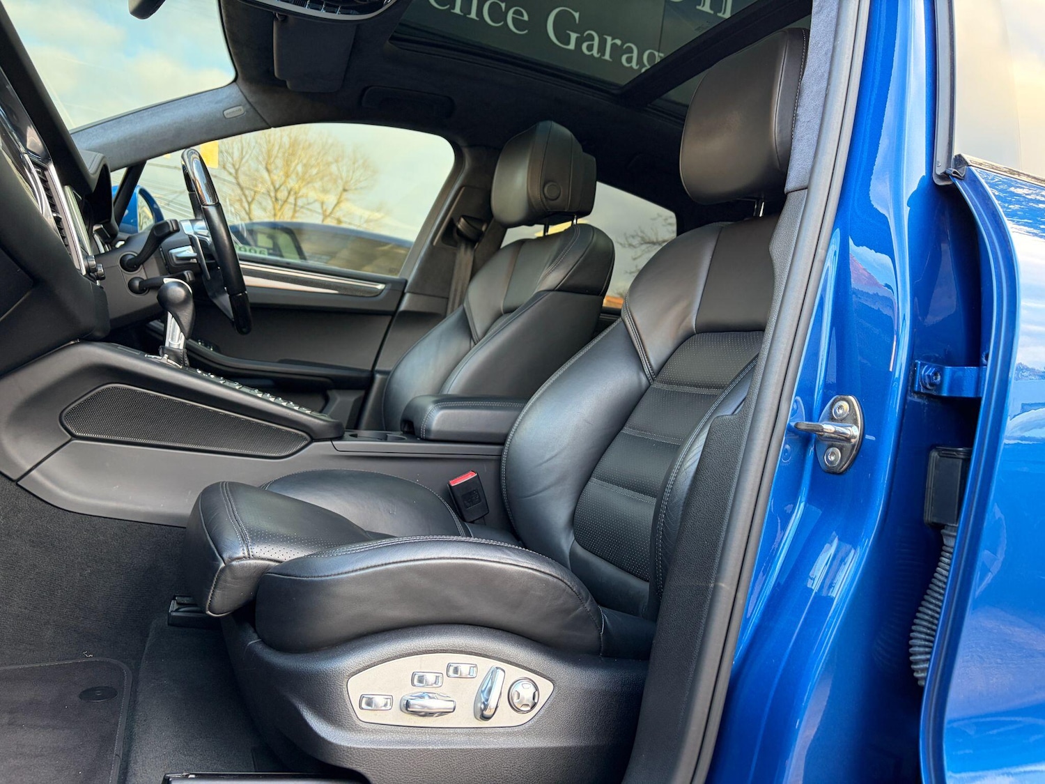 Used Porsche Macan 2017 for sale - 76990907: Photo 2