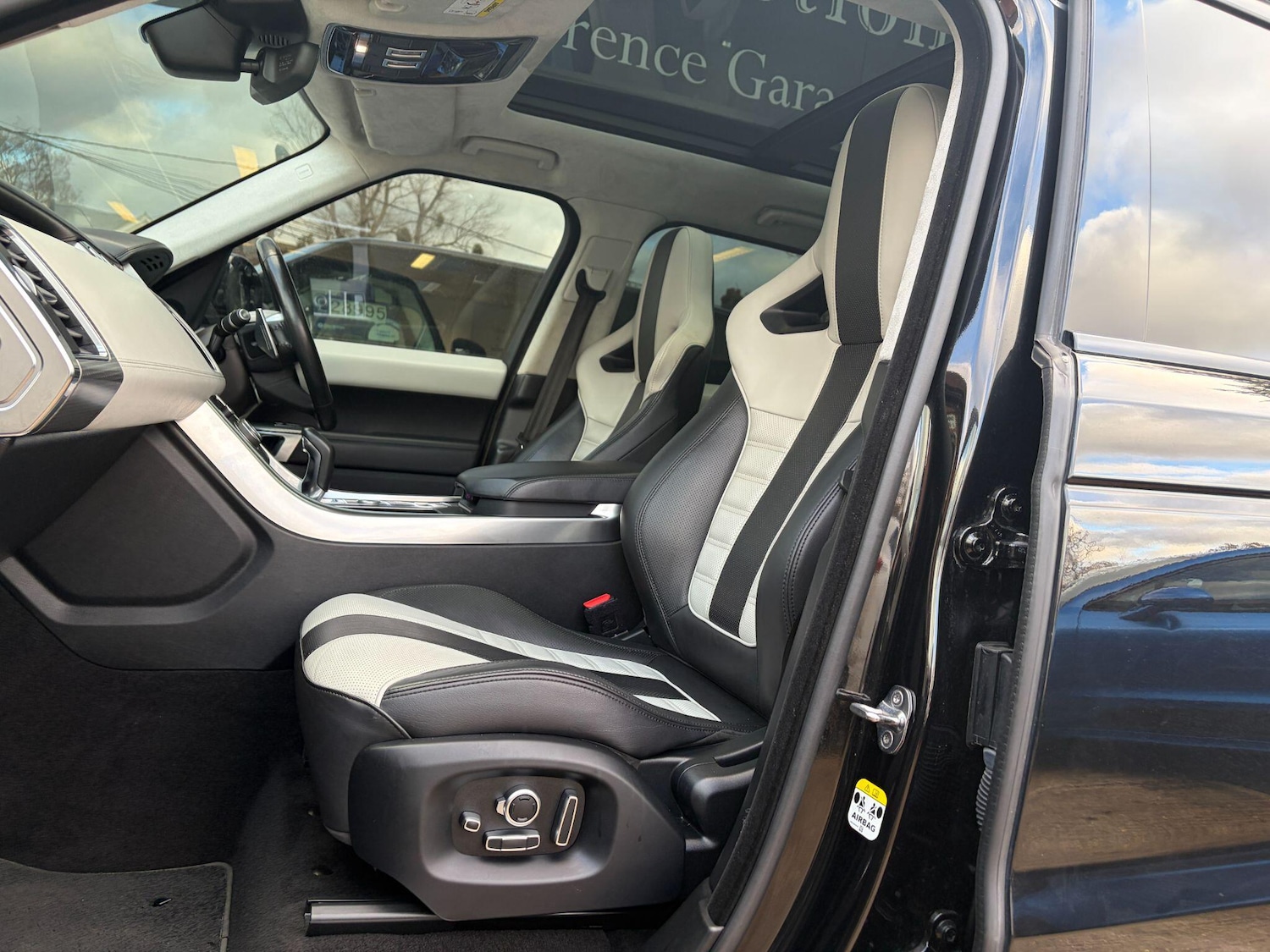 Used Land Rover Range Rover Sport 2017 for sale - 76632937: Photo 2