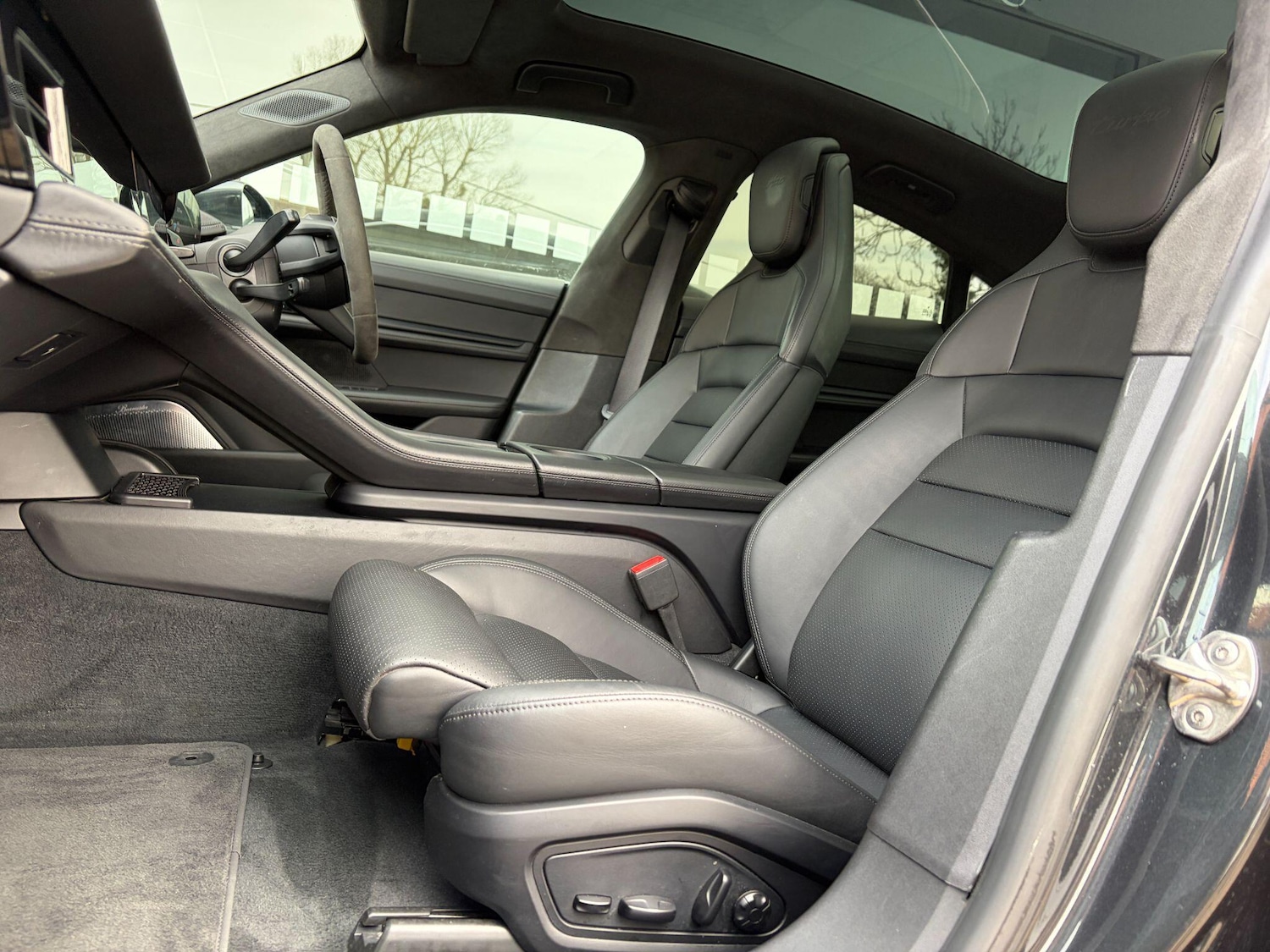 Used Porsche Taycan 2020 for sale - 77909543: Photo 2