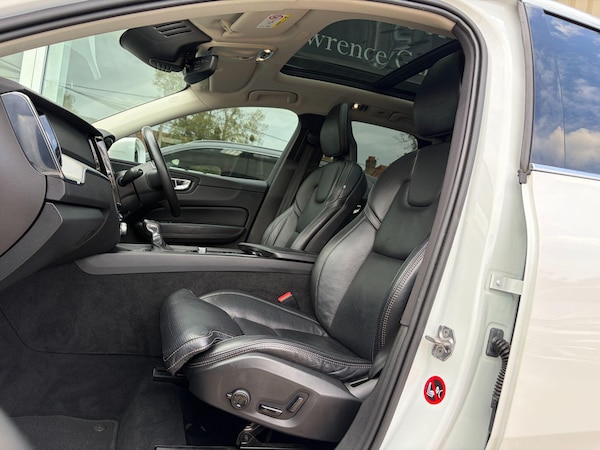 Used Volvo XC60 2017 for sale - 76175121: Photo 2