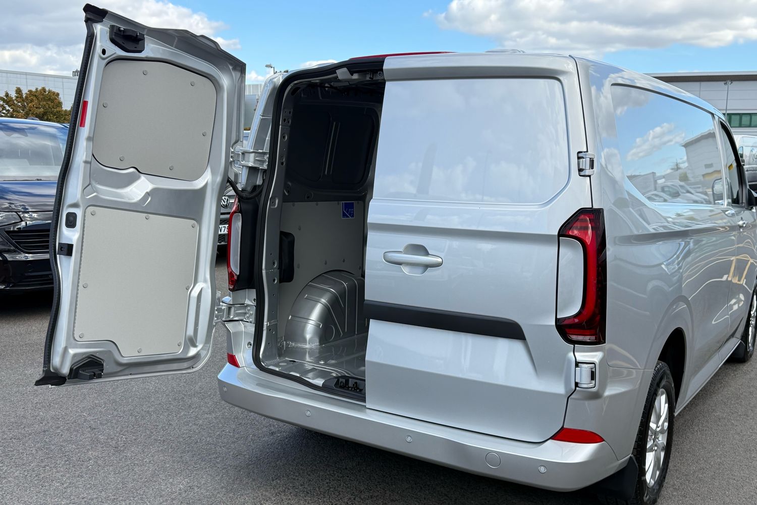 Used Volkswagen Transporter 2025 for sale - 78052674: Photo 42