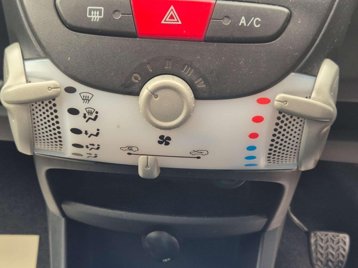 Used Toyota AYGO 2012 for sale - 77924922: Photo 41