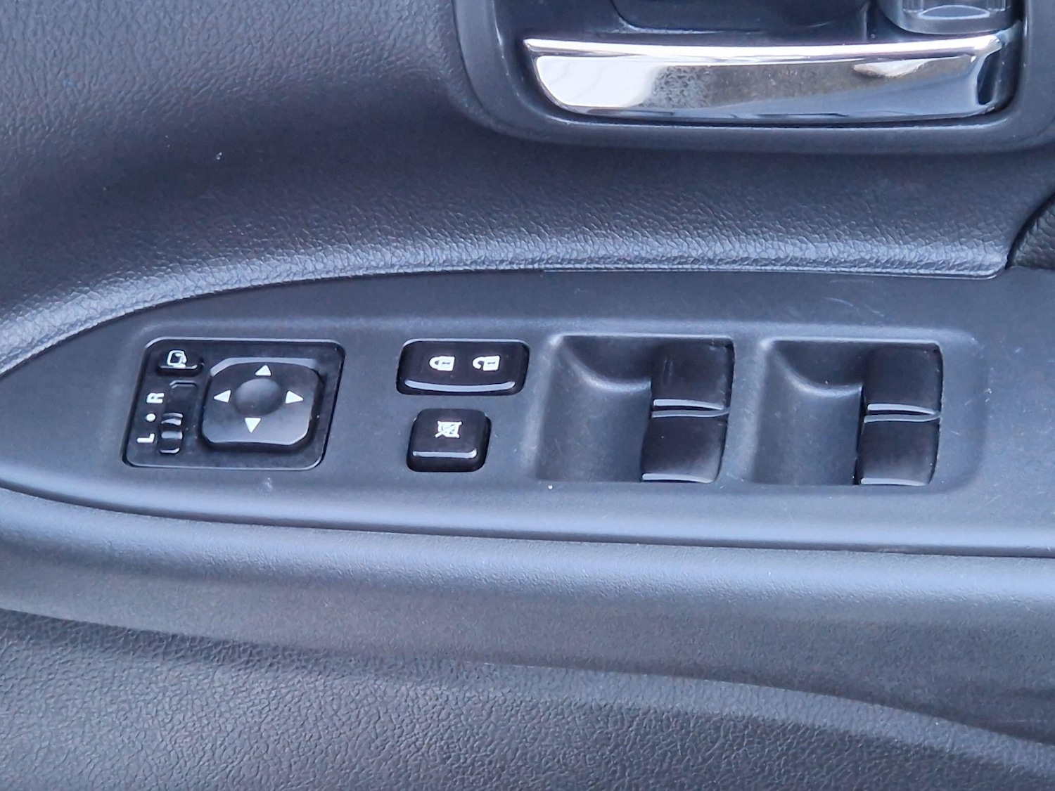 Used Mitsubishi Outlander 2015 for sale - 77230369: Photo 32