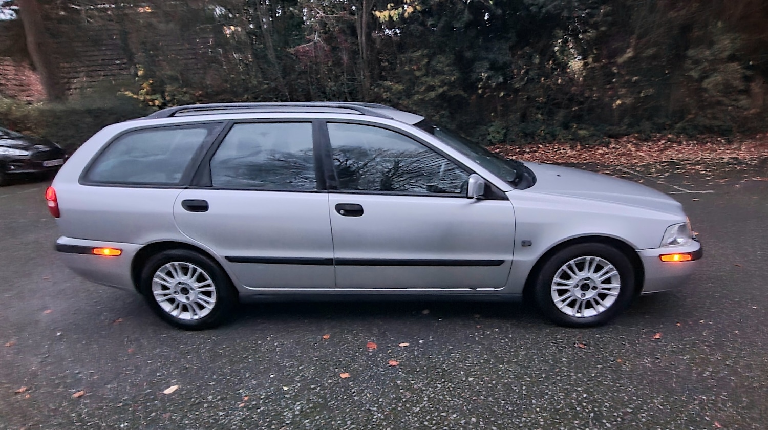 Used Volvo V40 2002 for sale - 76547459: Photo 2