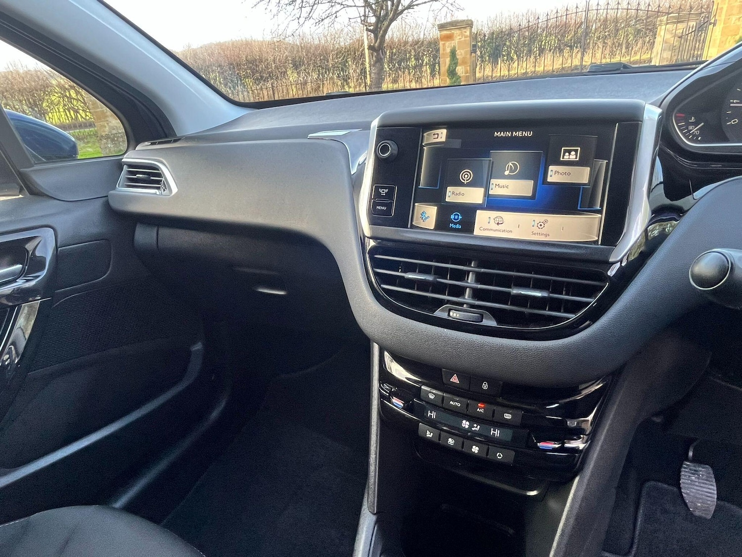 Used Peugeot 208 2013 for sale - 77387572: Photo 45