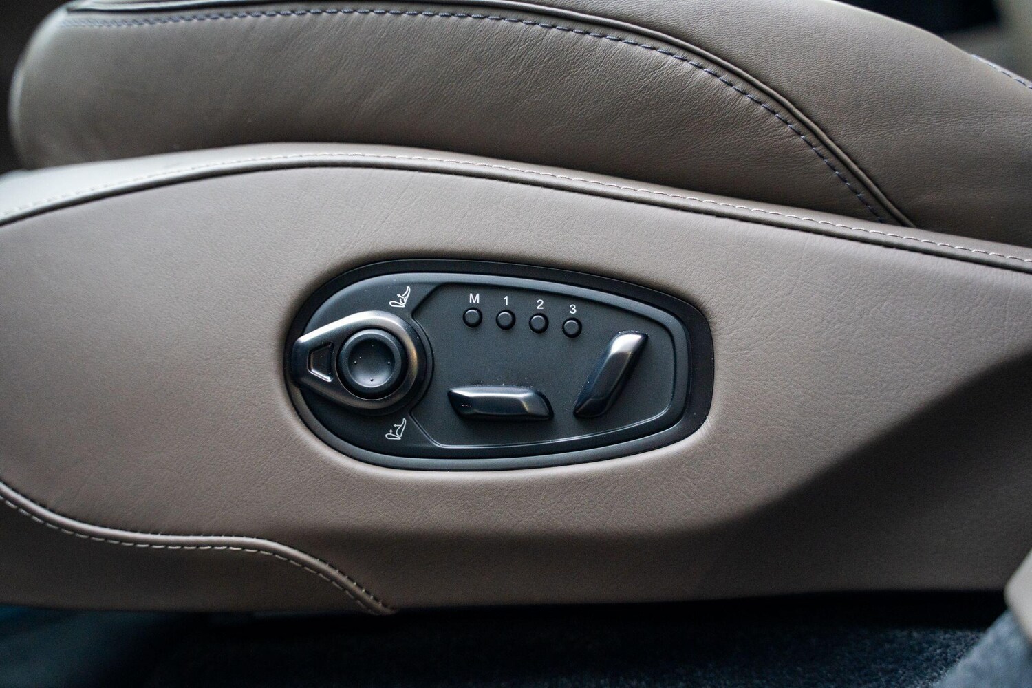 Used Aston Martin DBX 2025 for sale - 77574733: Photo 31