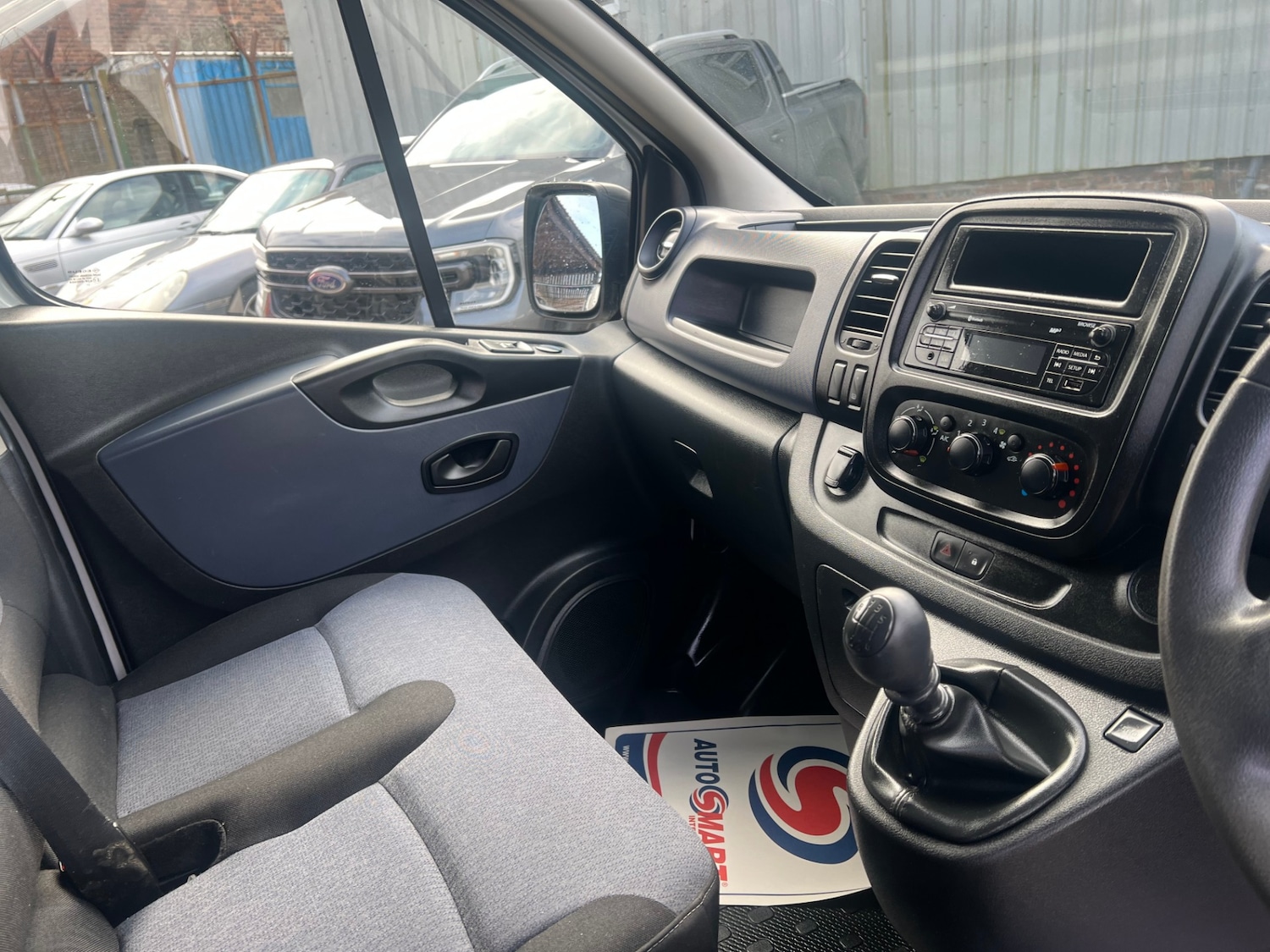 Used Vauxhall Vivaro 2017 for sale - 78037021: Photo 2