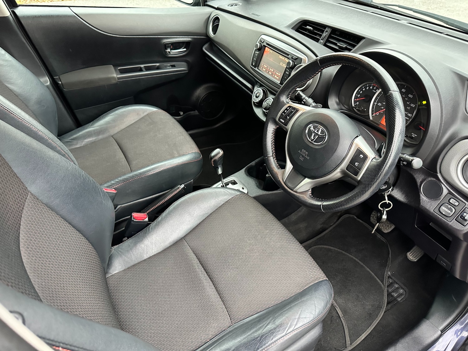Used Toyota Yaris 2012 for sale - 76334883: Photo 12