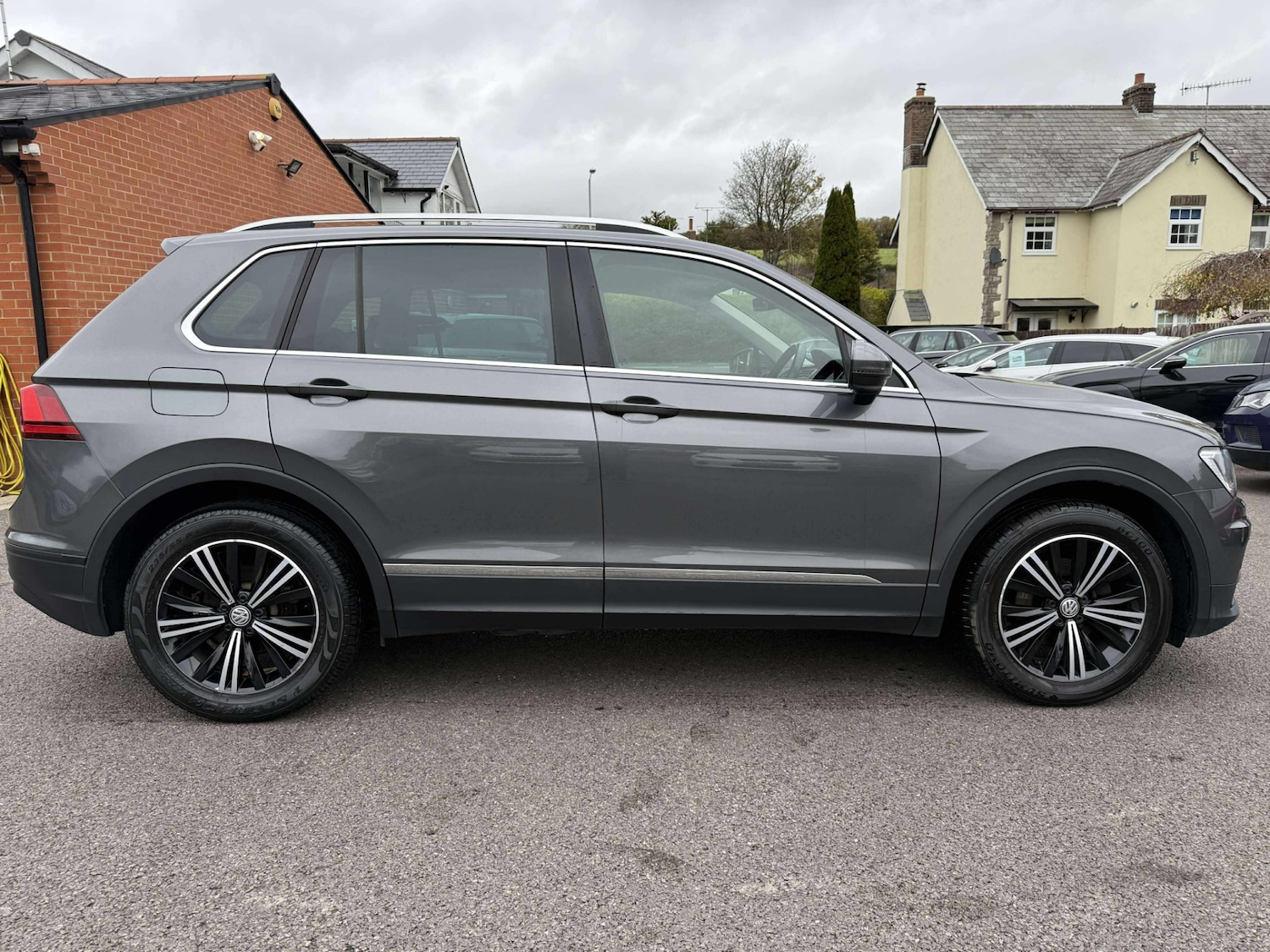 Used Volkswagen Tiguan 2017 for sale - 76407354: Photo 3
