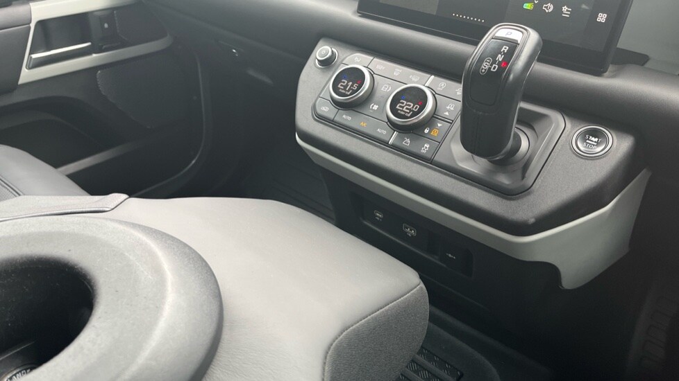 Used Land Rover Defender 2022 for sale - 76552336: Photo 28