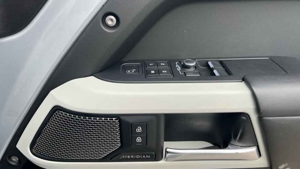 Used Land Rover Defender 2022 for sale - 76552336: Photo 30