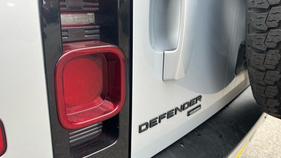 Used Land Rover Defender 2022 for sale - 76552336: Photo 44