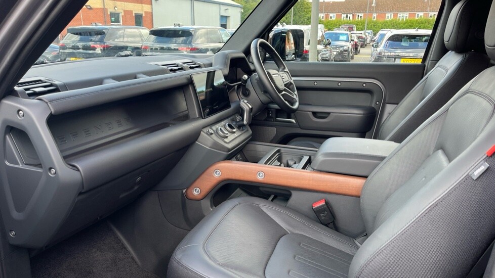 Used Land Rover Defender 2024 for sale - 76458908: Photo 10