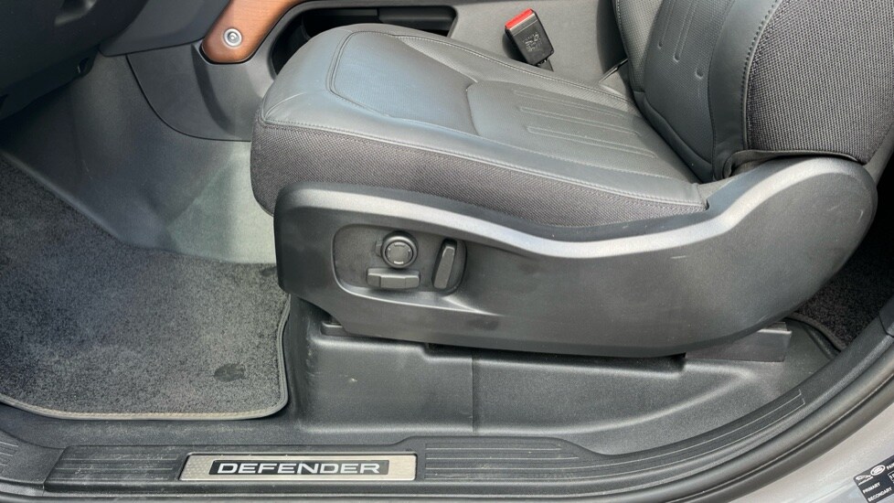Used Land Rover Defender 2024 for sale - 76458908: Photo 32