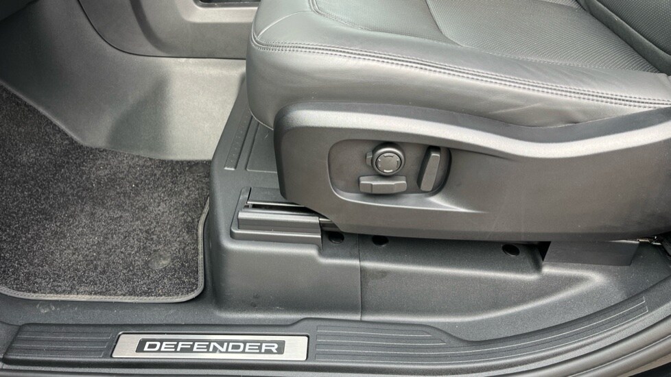 Used Land Rover Defender 2024 for sale - 75874110: Photo 32