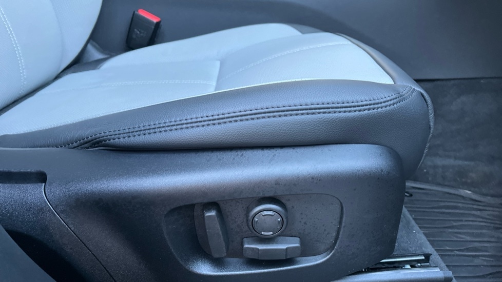 Used Land Rover Range Rover Velar 2025 for sale - 76954466: Photo 32