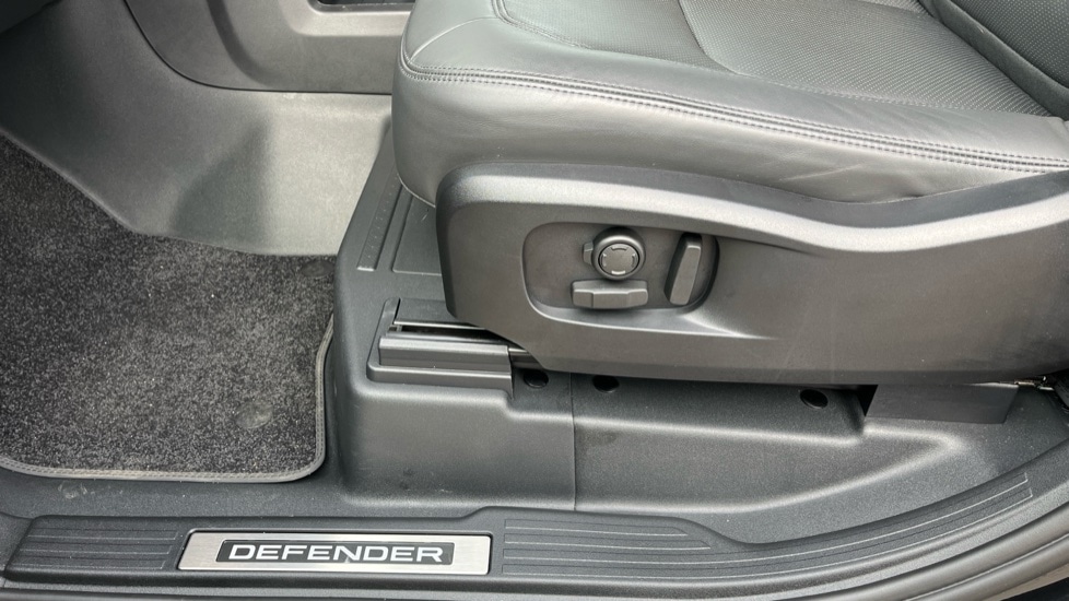 Used Land Rover Defender 2024 for sale - 76466453: Photo 32