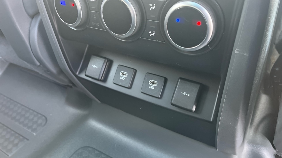 Used Land Rover Defender 2021 for sale - 77025357: Photo 48