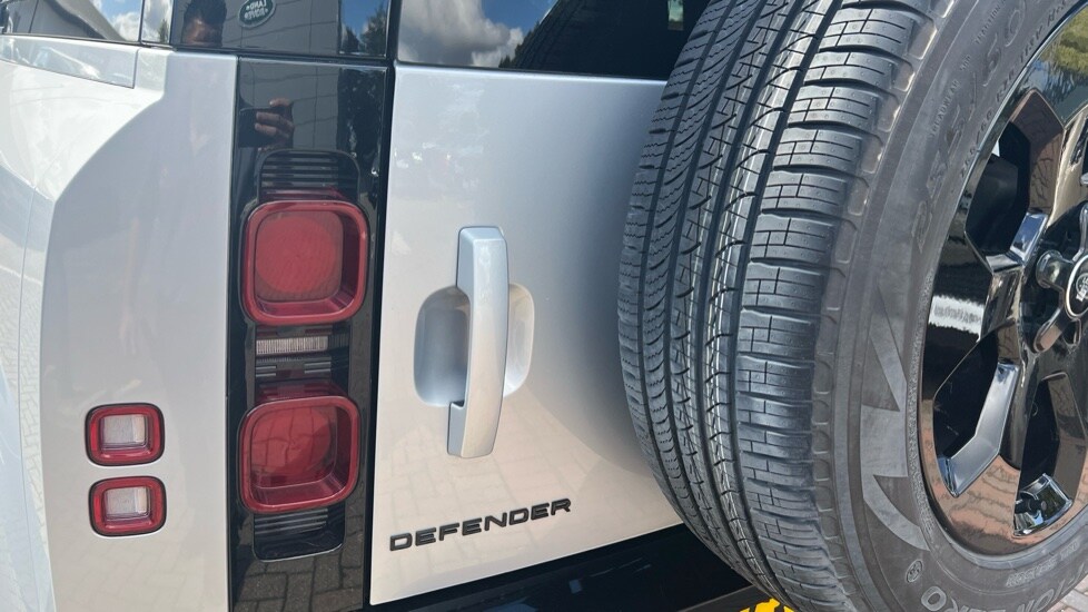 Used Land Rover Defender 2023 for sale - 76501536: Photo 19