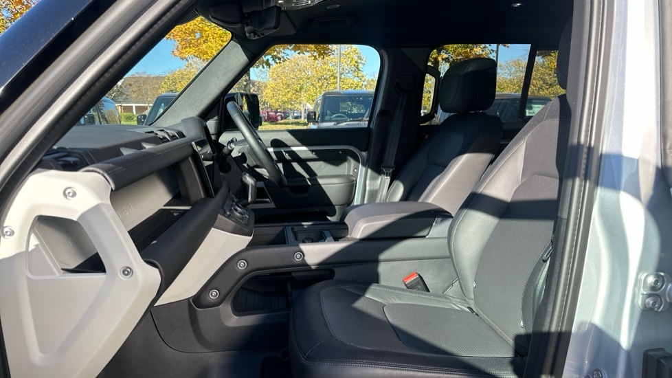 Used Land Rover Defender 2023 for sale - 76501536: Photo 3