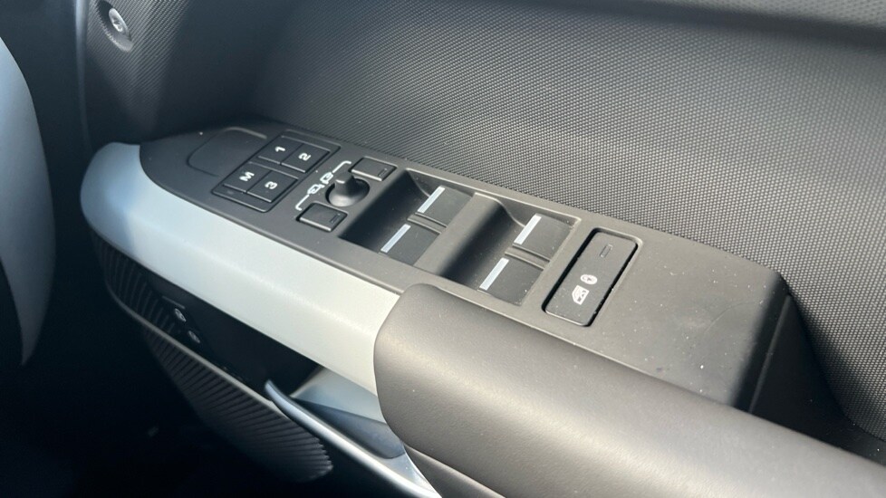 Used Land Rover Defender 2023 for sale - 76501536: Photo 45