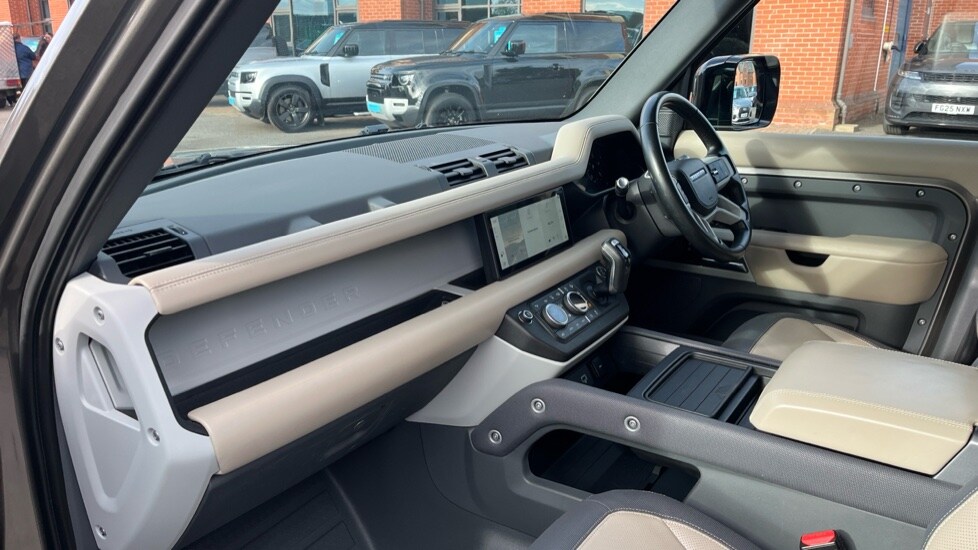 Used Land Rover Defender 2021 for sale - 76452088: Photo 10
