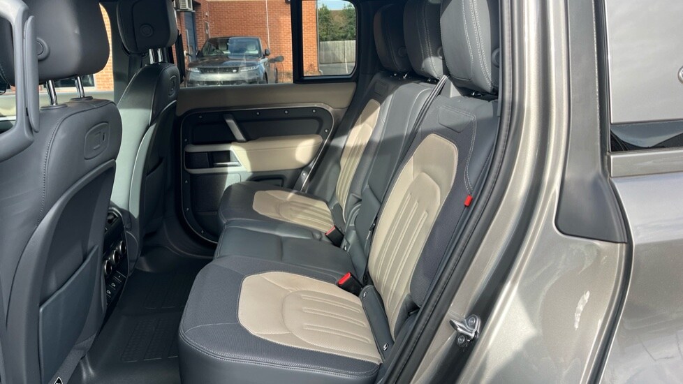 Used Land Rover Defender 2021 for sale - 76452088: Photo 14