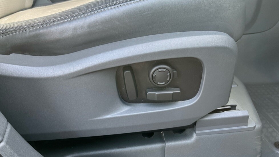 Used Land Rover Defender 2021 for sale - 76452088: Photo 31