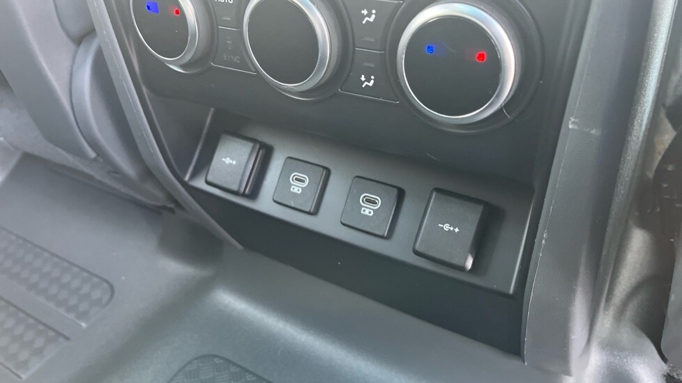 Used Land Rover Defender 2021 for sale - 76452088: Photo 48