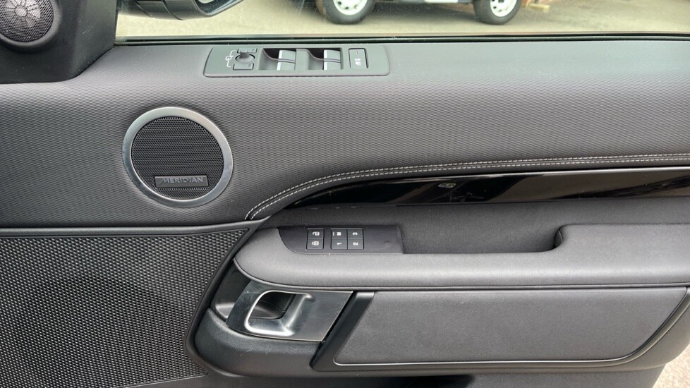 Used Land Rover Discovery 2022 for sale - 75959637: Photo 30