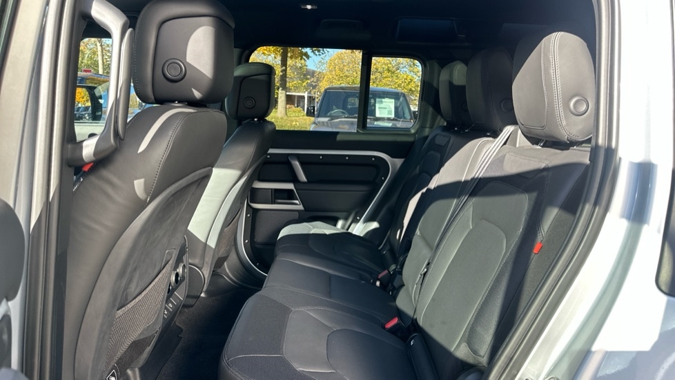 Used Land Rover Defender 2023 for sale - 76415176: Photo 4