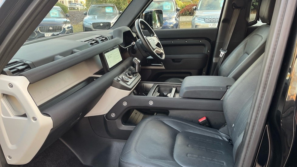 Used Land Rover Defender 2021 for sale - 76615213: Photo 10