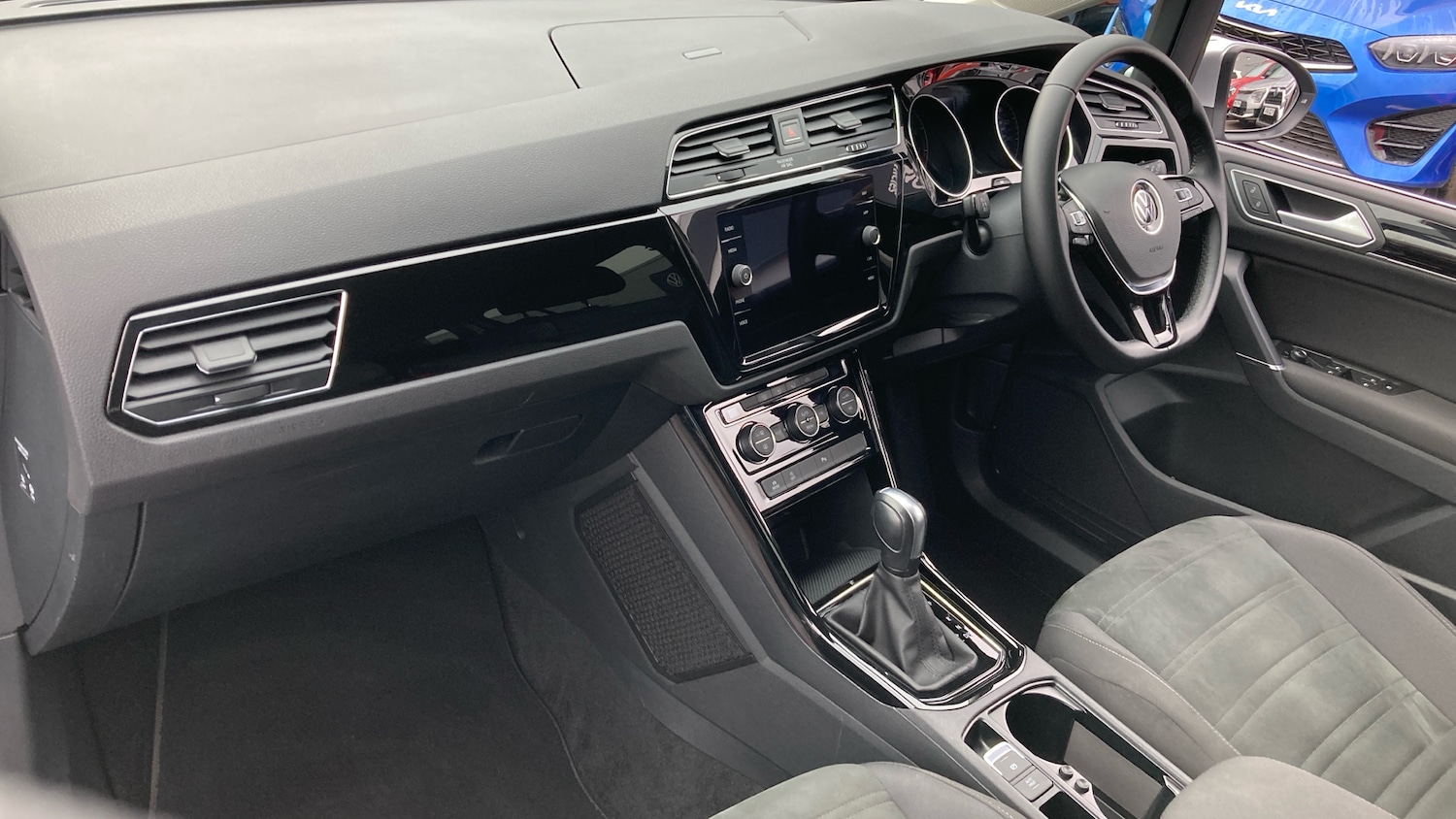 Used Volkswagen Touran 2020 for sale - 77760505: Photo 2