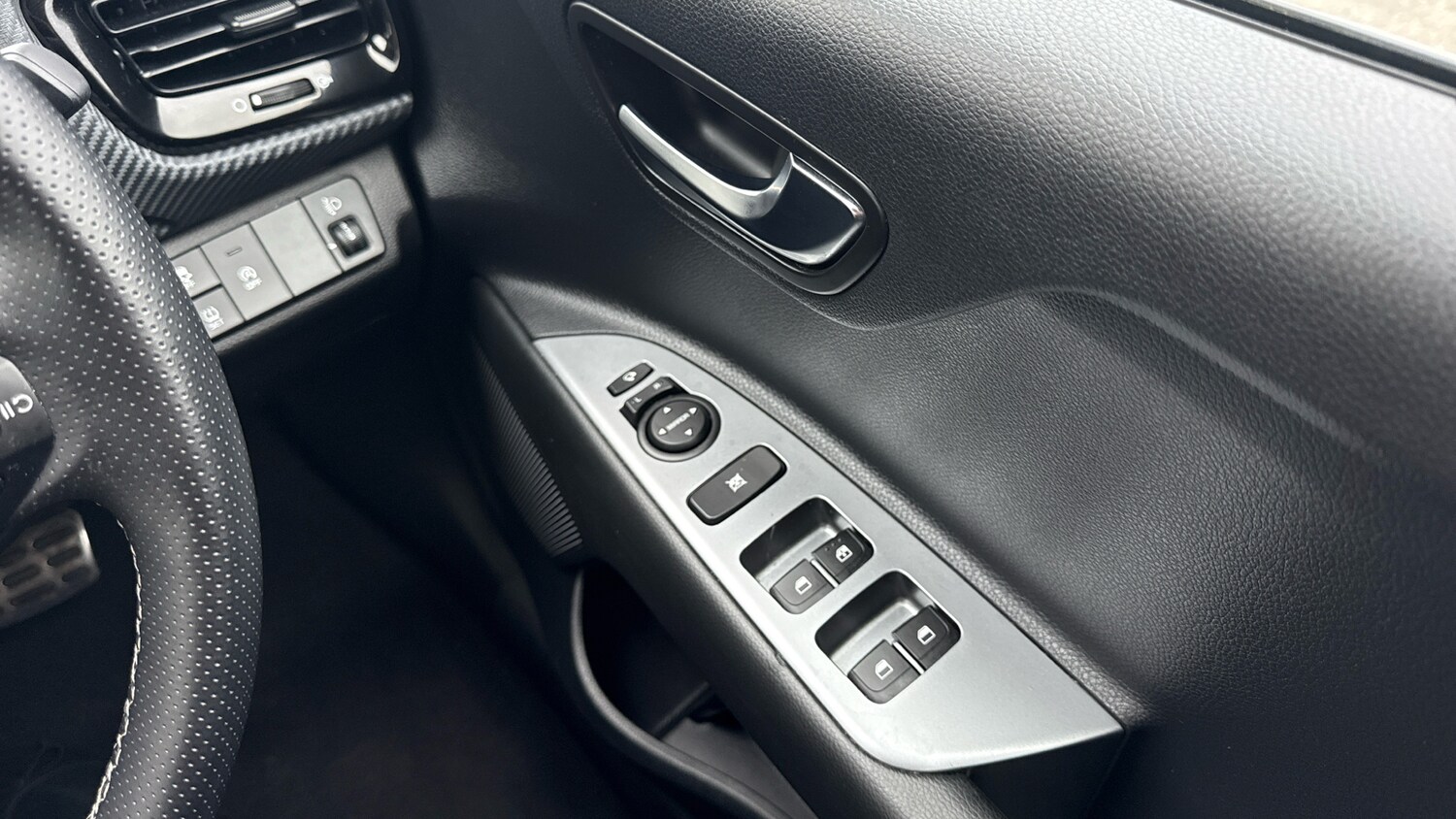 Used Kia Stonic 2024 for sale - 78199414: Photo 31