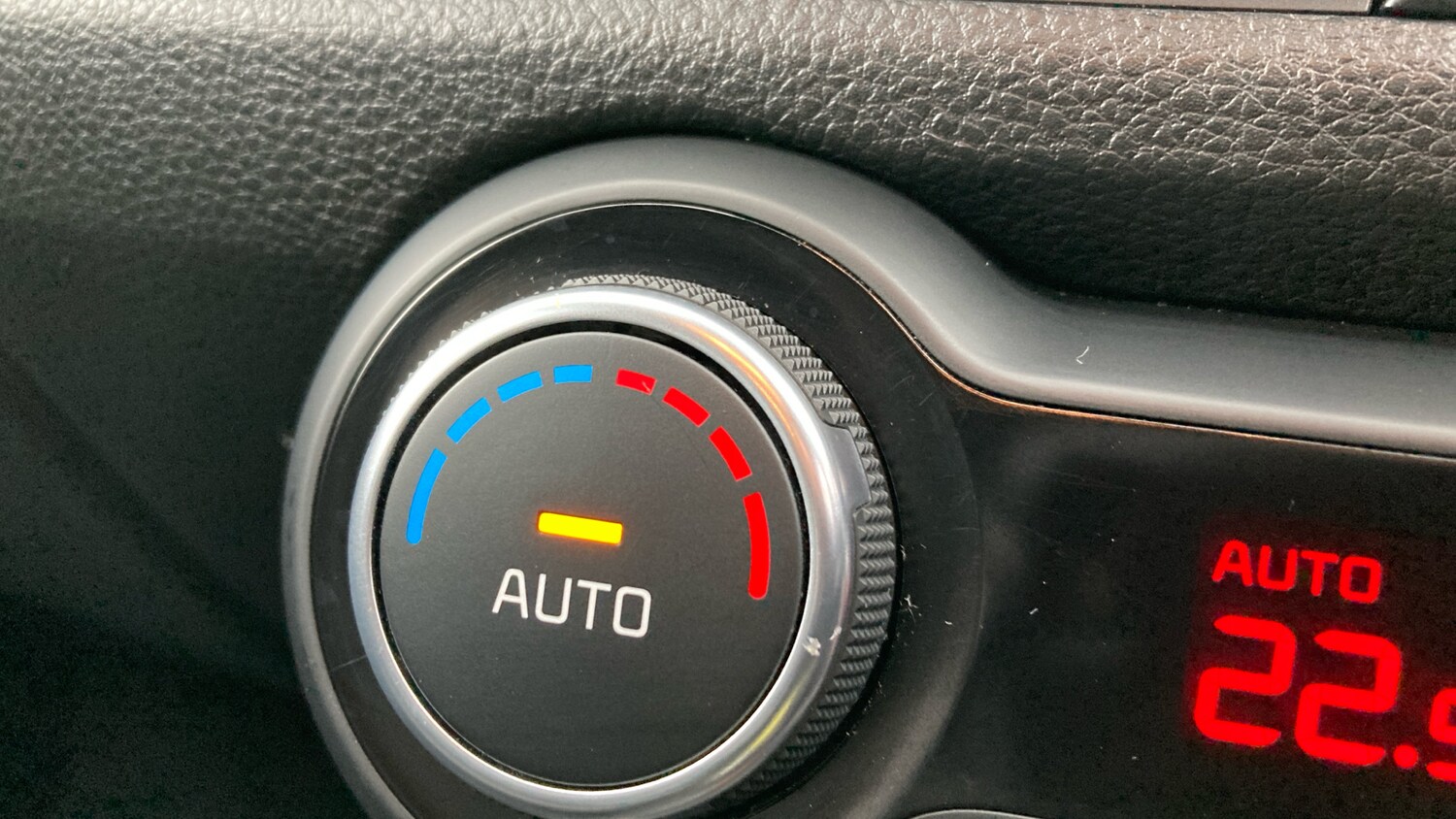 Used Kia Stonic 2023 for sale - 76428564: Photo 26