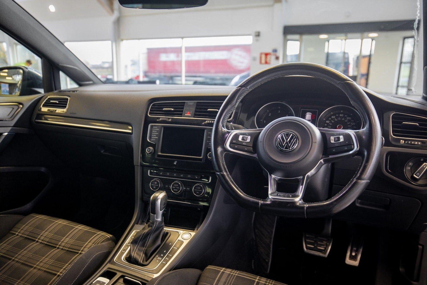 Used Volkswagen Golf 2017 for sale - 76839819: Photo 2