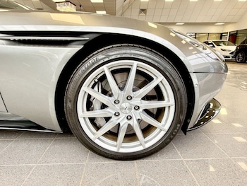 Used Aston Martin DB11 2017 for sale - 78306118: Photo