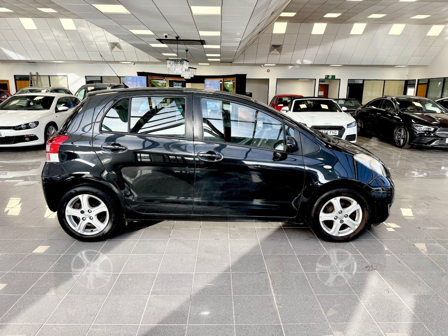 Used Toyota Yaris 2011 for sale - 76839675: Photo 2