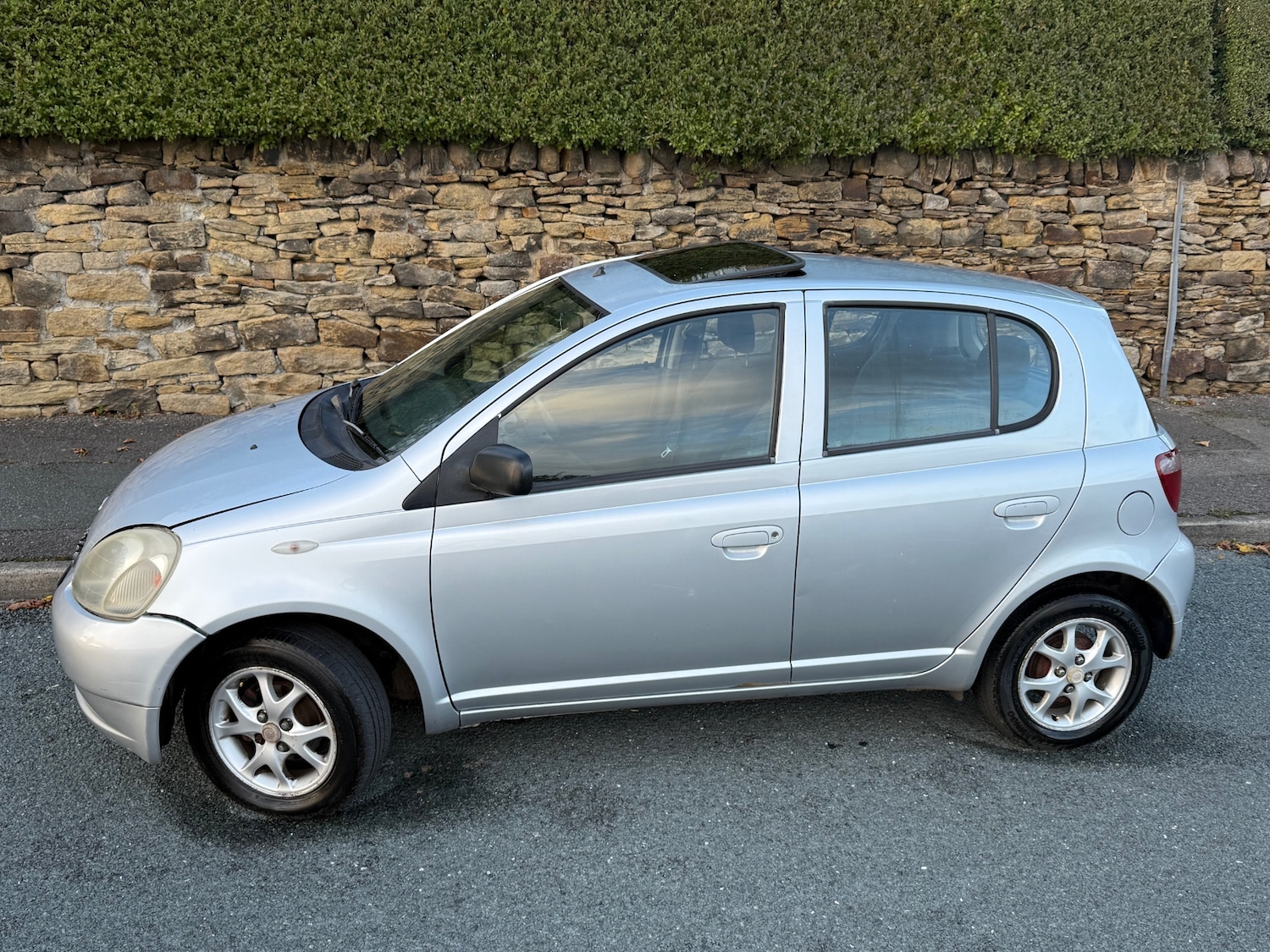 Used Toyota Yaris 2001 for sale - 76362884: Photo 2