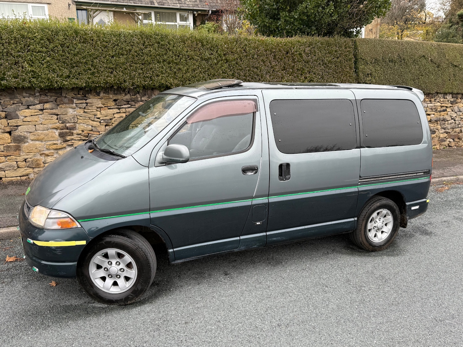 Used Toyota Granvia 2010 for sale - 76461629: Photo 2