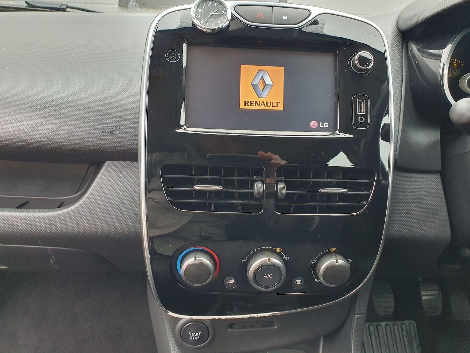 Used Renault Clio 2015 for sale - 76922774: Photo 24