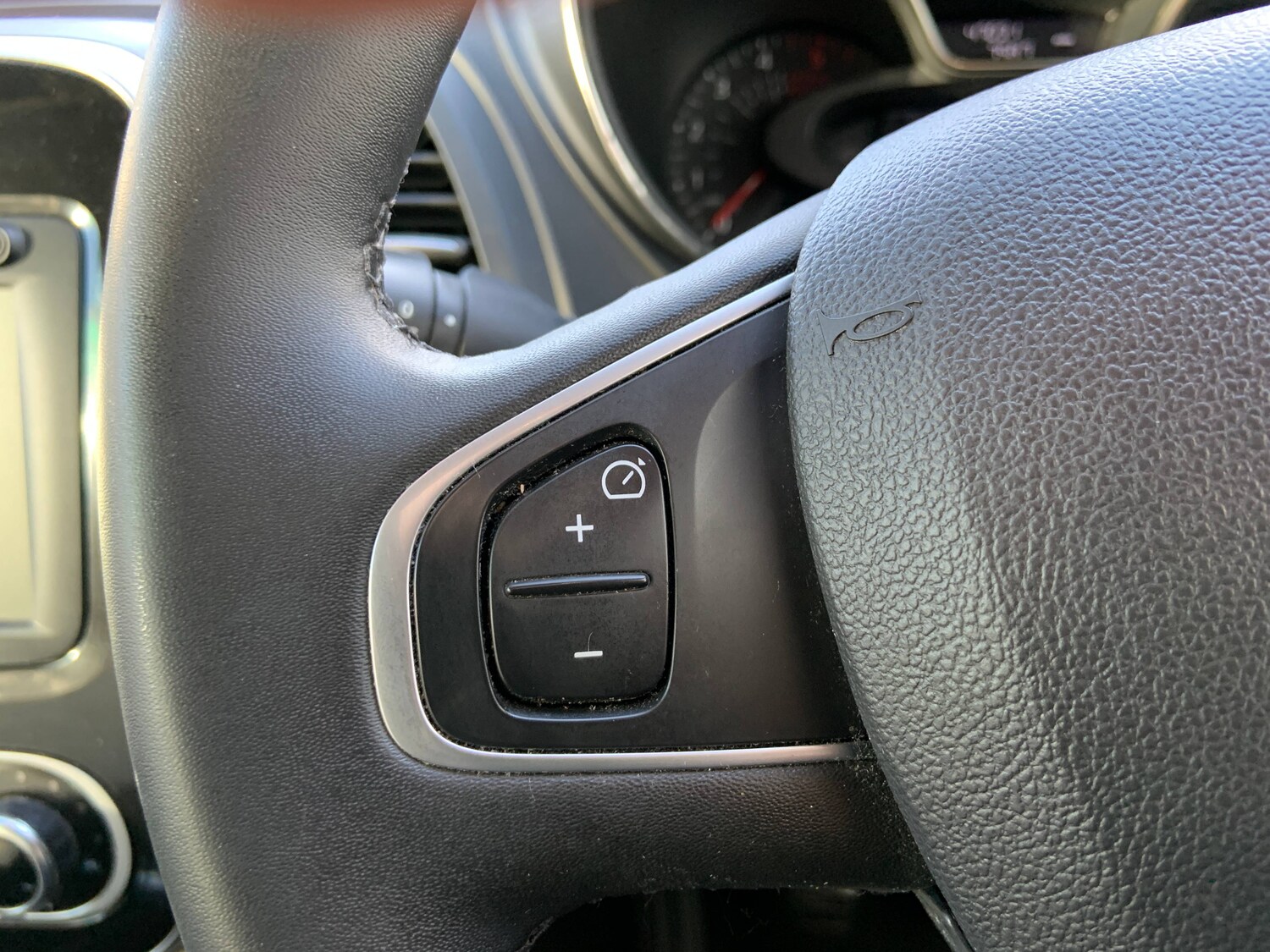 Used Renault Captur for sale - 77365574: Photo 11