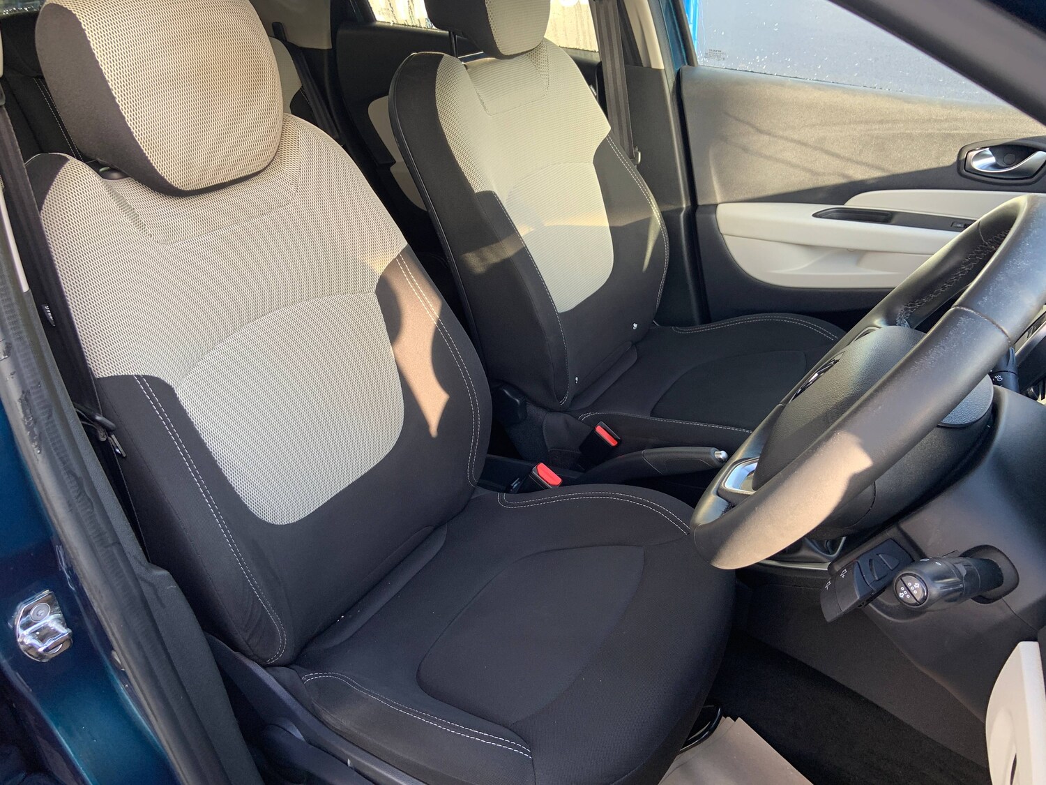 Used Renault Captur for sale - 77365574: Photo 8