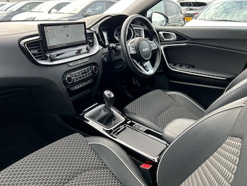 Used Kia XCeed 2022 for sale - 76300298: Photo 2
