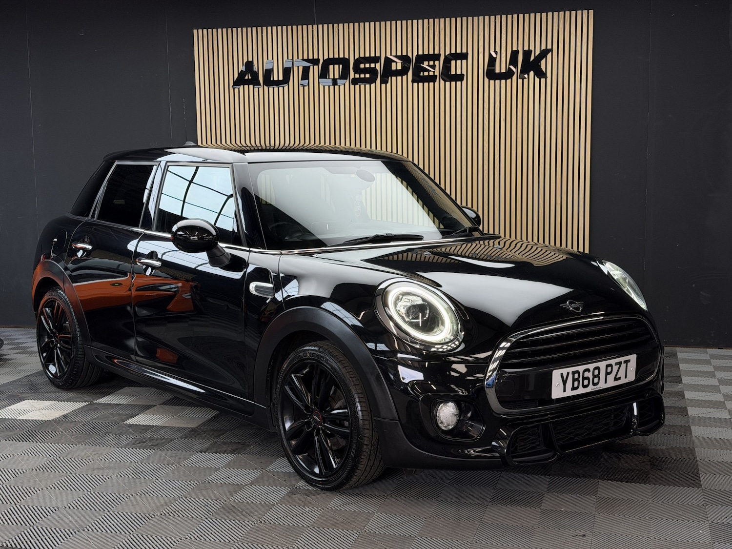 Used MINI Hatch 2018 for sale - 78018437: Photo 2
