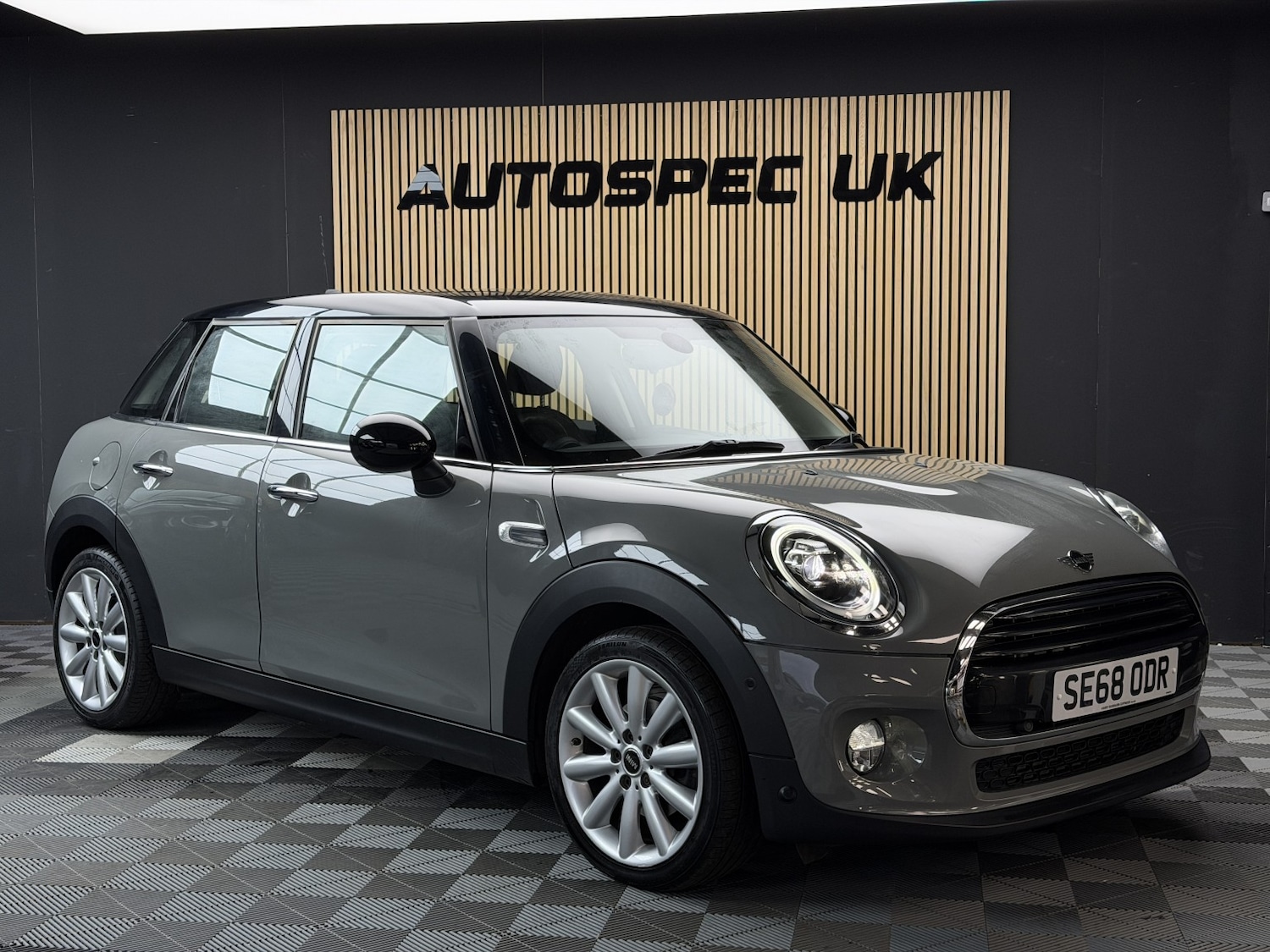 Used MINI Hatch 2019 for sale - 76741401: Photo 2