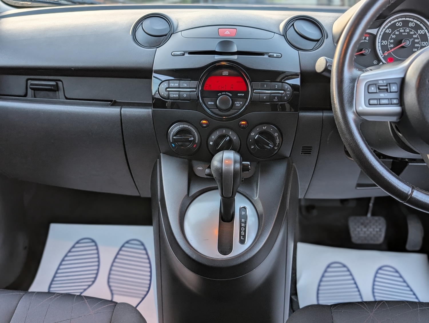 Used Mazda Mazda2 2011 for sale - 77682813: Photo 17