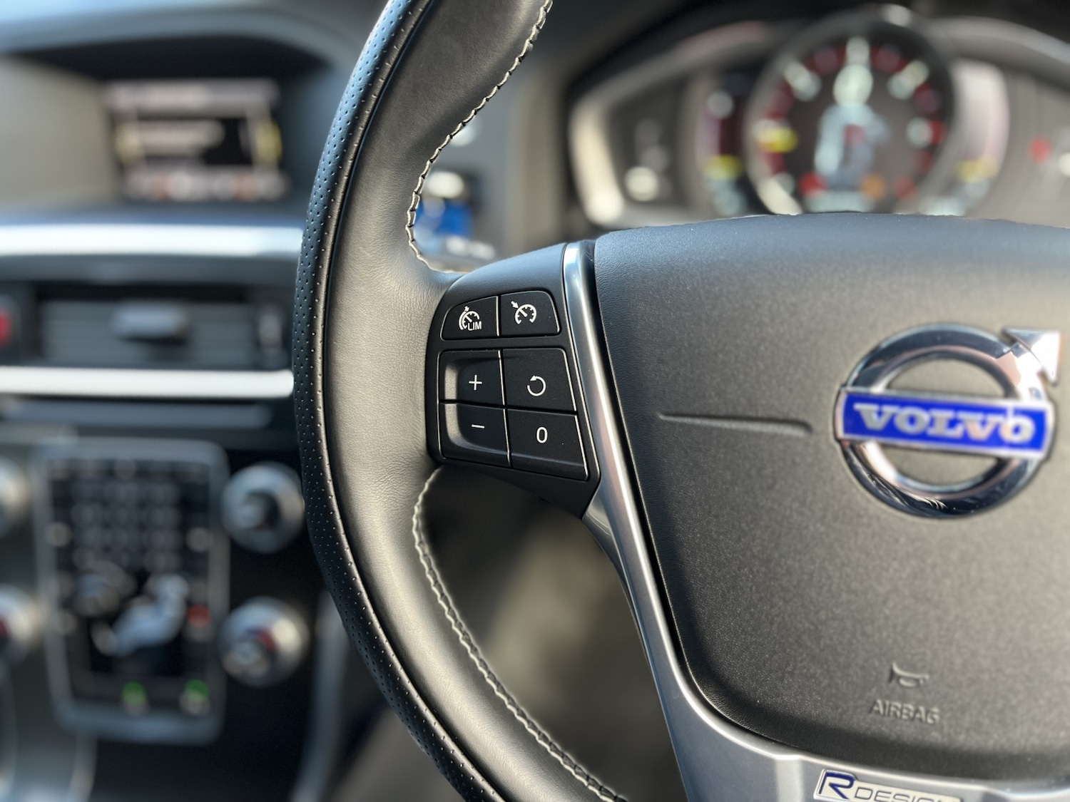 Used Volvo V60 2015 for sale - 76924540: Photo 24